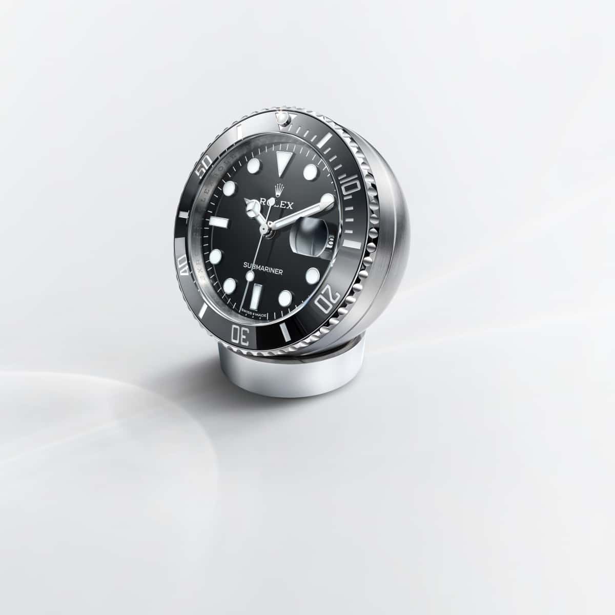 向Submariner腕錶致意 — Submariner Date座鐘戲劇性燈光細節