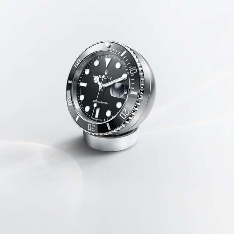 向Submariner腕錶致意 — Submariner Date座鐘戲劇性燈光細節
